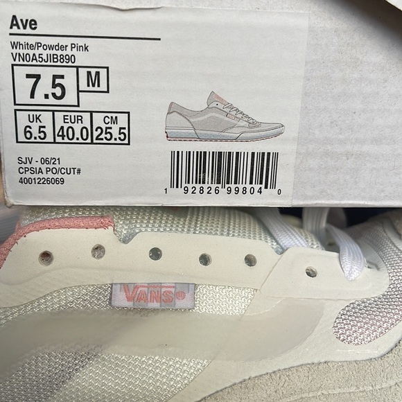 Vans WMNS Ave
White/Powder Pink
VN0A5JIB890
Sneakers - Picture 16 of 16